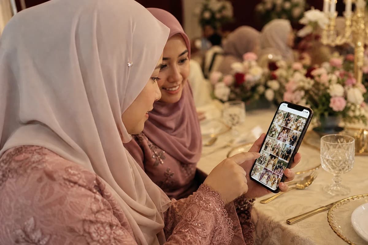 Tetamu bertudung melihat dari sisi sambil menatal galeri gambar majlis
